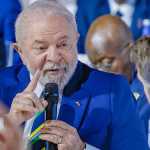 Lei que garante igualdade salarial entre homens e mulheres é sancionada por Lula; saiba o que muda