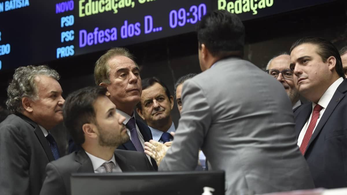 Após pressão, governo Zema cede e aceita retirar ração de lista de itens que terão aumento no ICMS