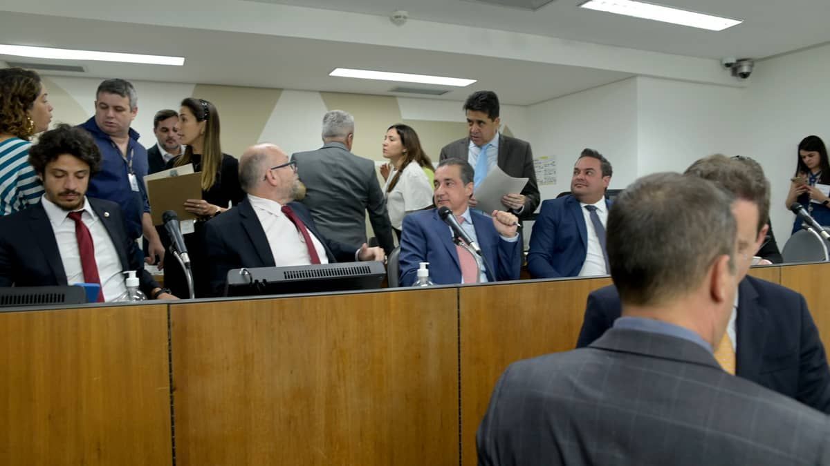Base de Zema corre para aprovar projeto que aumenta ICMS para bens supérfluos