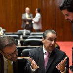 ICMS sobre supérfluos volta à pauta da Assembleia de Minas em meio a pressões sobre Zema