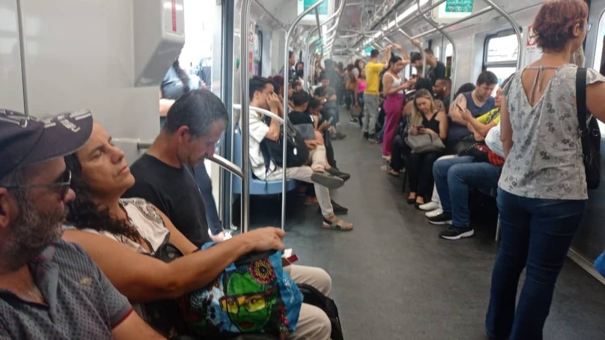 Metrô de BH funciona com intervalo de 20 minutos e usuários ficam na bronca: 'tá difícil'  