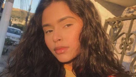 Na imagem, Yasmin Domingues, modelo de cabelo castanho ondulado e olhos castanhos que faleceu na última sexta-feira.