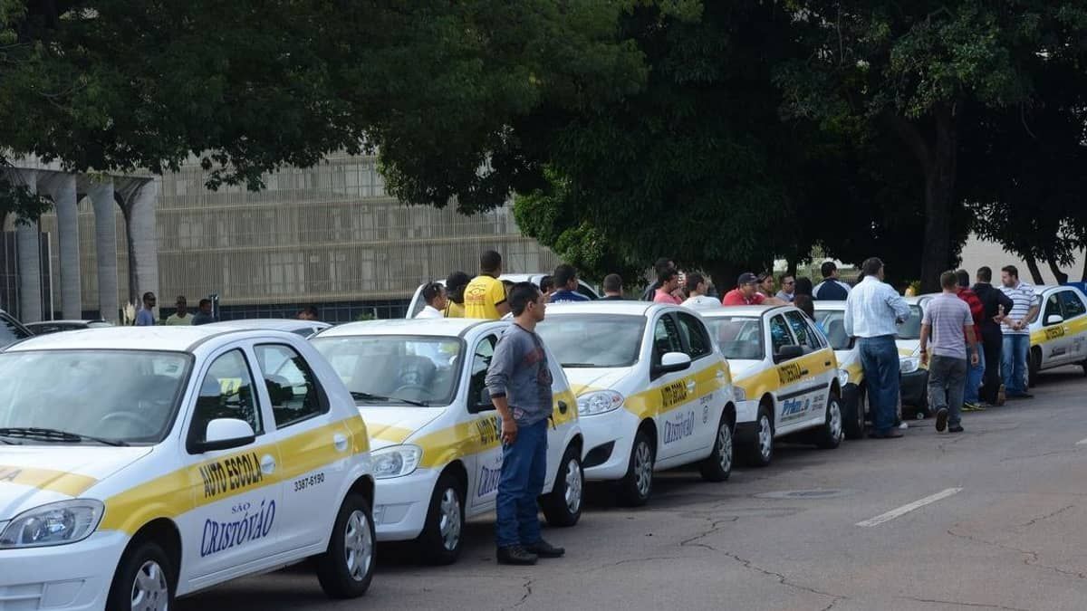 Tirar carteira de motorista pode ficar mais caro em Minas com privatização do serviço, segundo sindicato 