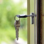 Mulher é condenada por retomar imóvel à força e deixar pertences de inquilinos na rua