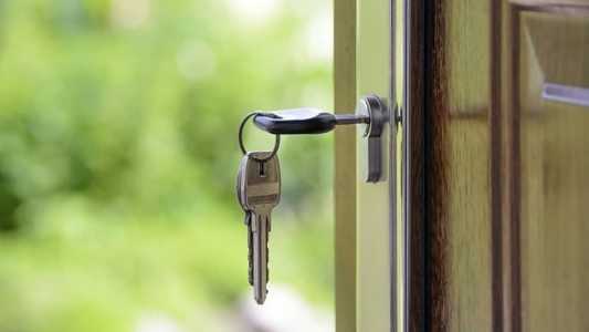 Proprietária alegou ter retirado os pertences do homem pelo fato de não ter realizado qualquer contrato