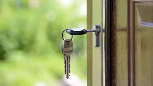 Proprietária alegou ter retirado os pertences do homem pelo fato de não ter realizado qualquer contrato