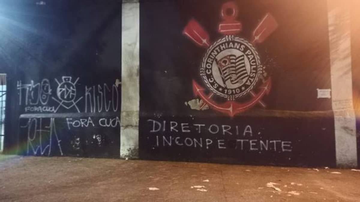 Sede do Corinthians tem muros pichados em protesto contra Cuca