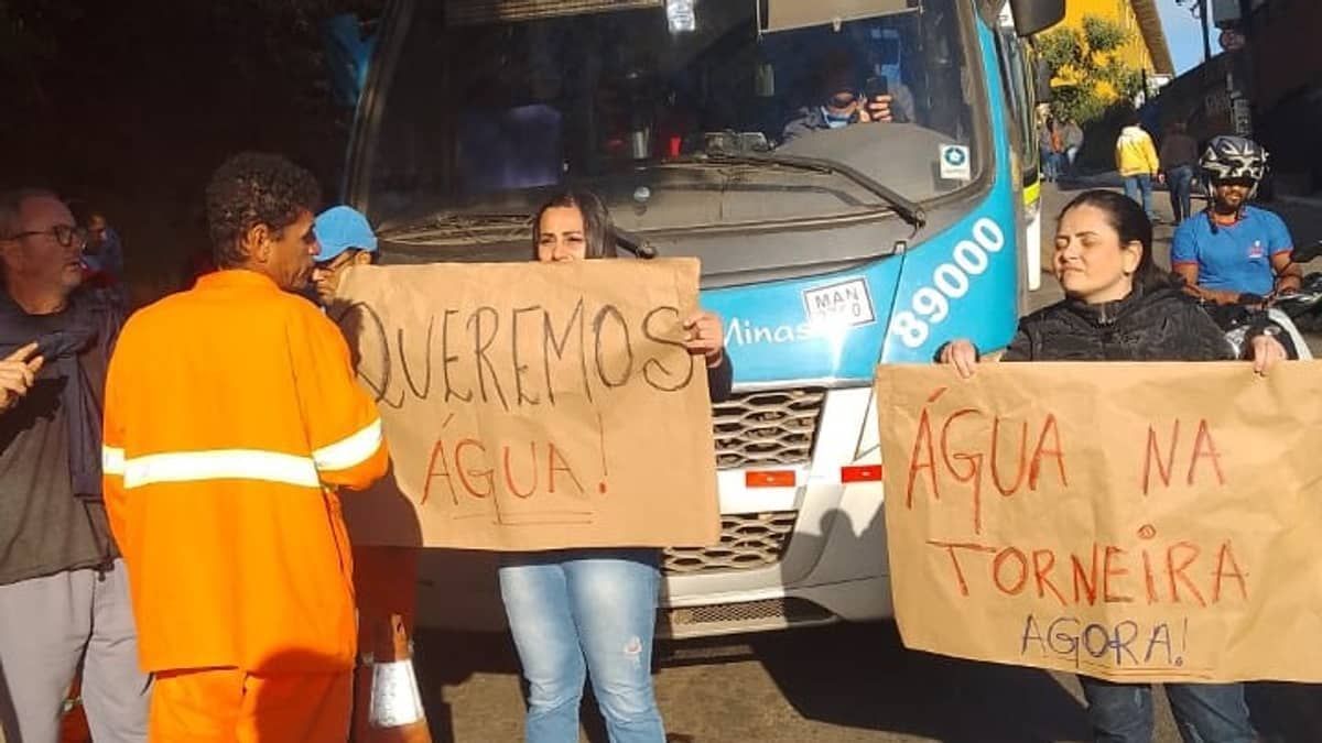 Moradores do bairro Cabanas protestam por falta de água e trânsito é afetado
