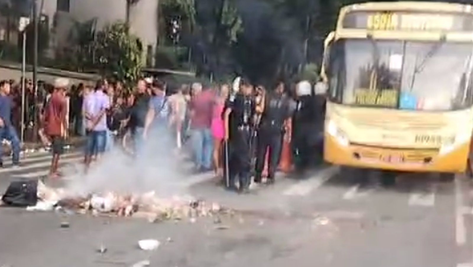 Ambulantes protestam após passarem o dia todo na fila do credenciamento para o Carnaval em BH