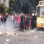 Ambulantes protestam após passarem o dia todo na fila do credenciamento para o Carnaval em BH