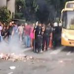 Ambulantes protestam após passarem o dia todo na fila do credenciamento para o Carnaval em BH