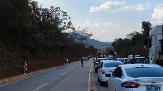 Protesto causa lentidão os nos dois sentidos da rodovia