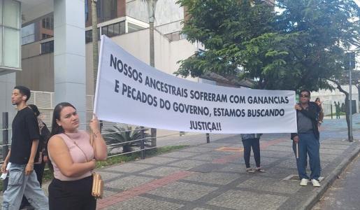 Foto mostra cartaz usado em protesto em Belo Horizonte