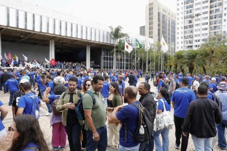 Servidores se mobilizaram na Praça da Assembleia e no hall do Palácio da Inconfidência para acompanhar audiência pública sobre a privatização da Copasa