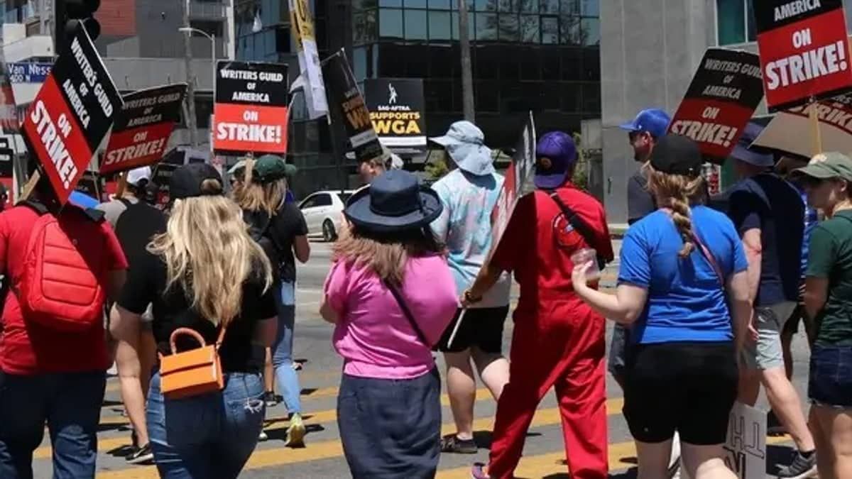 Atores protestam diante dos estúdios em uma Hollywood paralisada