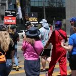 Atores protestam diante dos estúdios em uma Hollywood paralisada