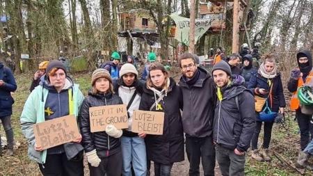 Protesto foi organizado em apoio aos ativistas que ocupam o local abandonado e foi liderado simbolicamente por Greta Thunberg