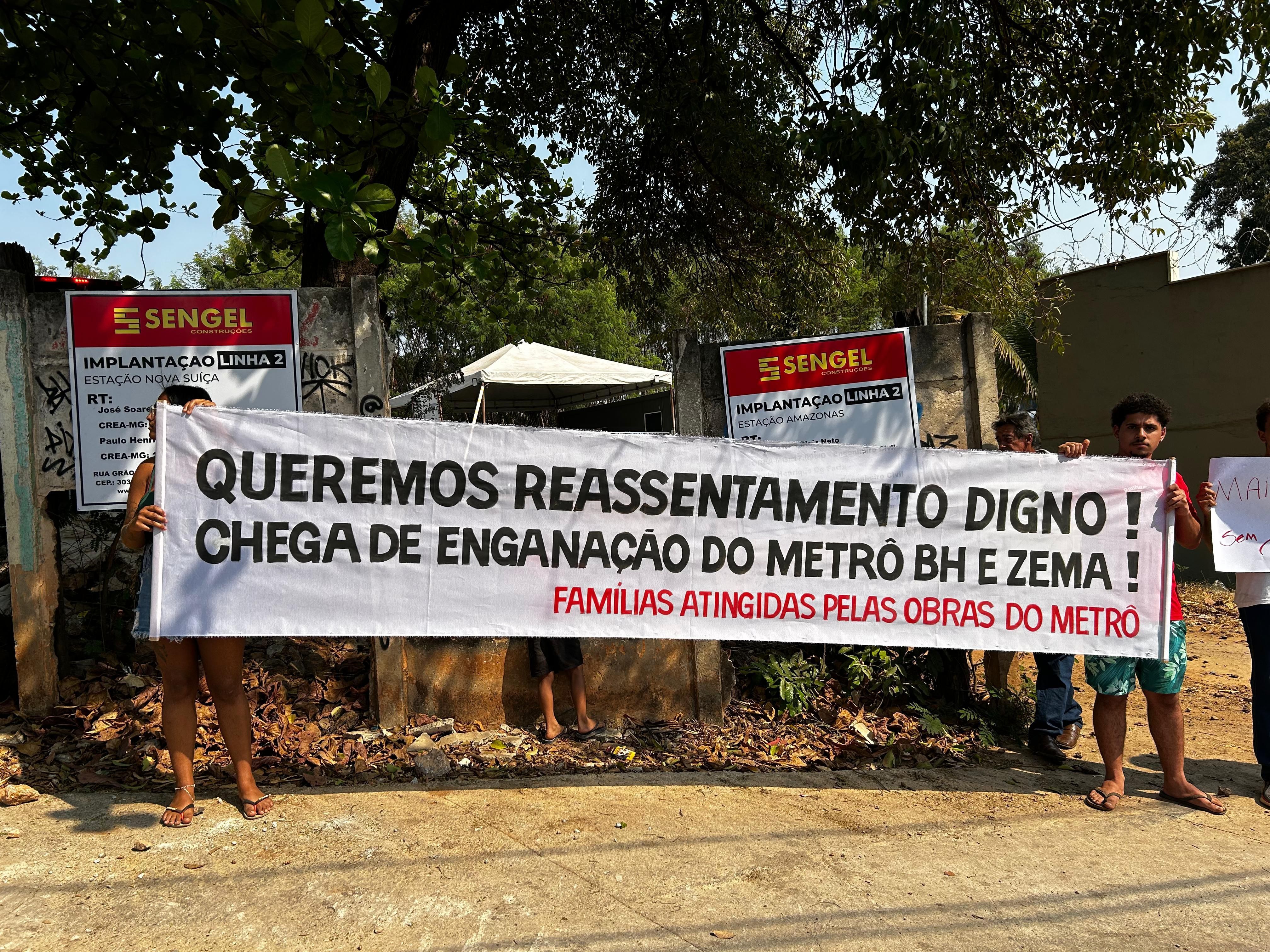 Famílias atingidas pela expansão do metrô protestam contra início das obras: 'Queremos soluções'