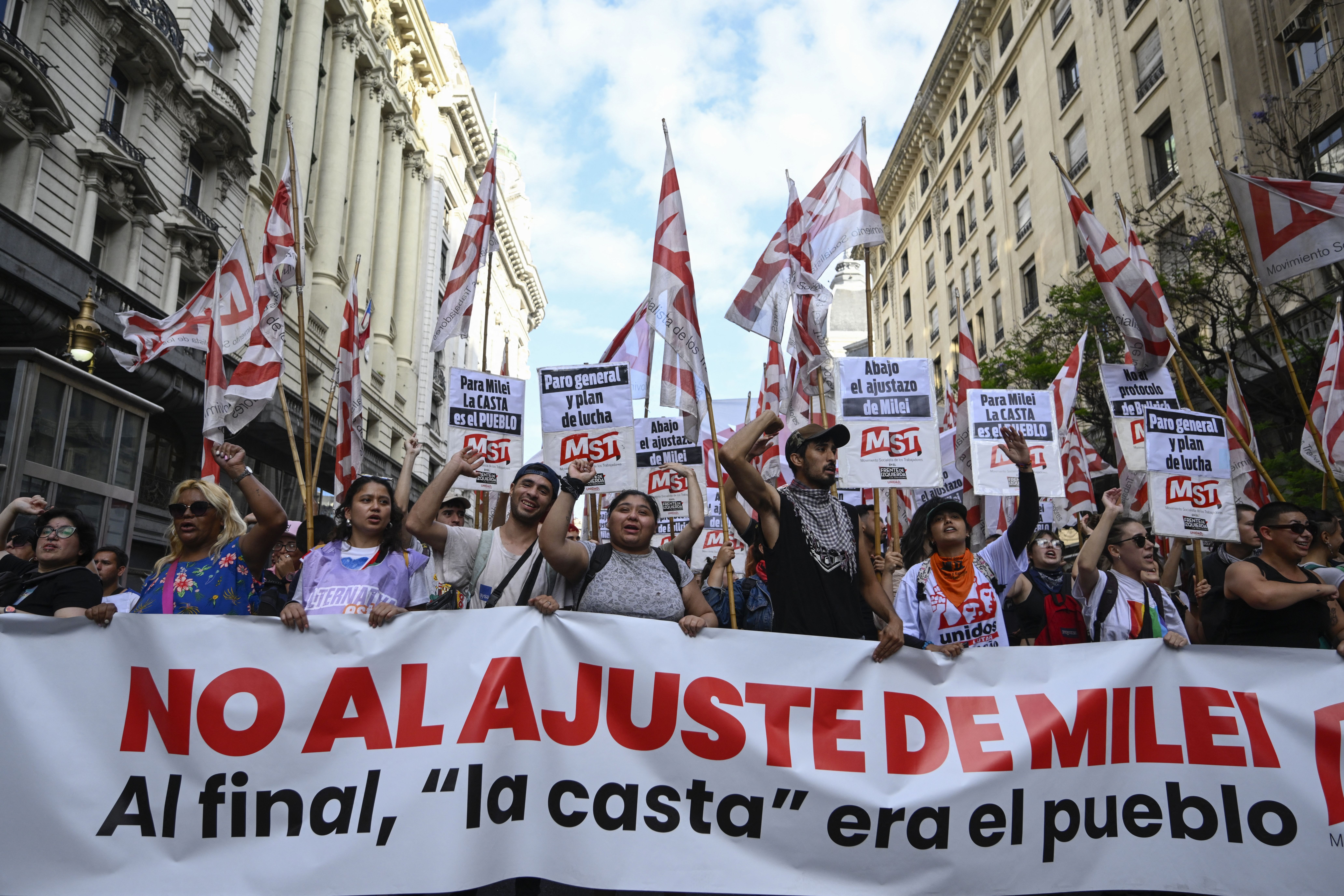 Vídeo: protesto de argentinos contra Milei é marcado por confrontos com a polícia