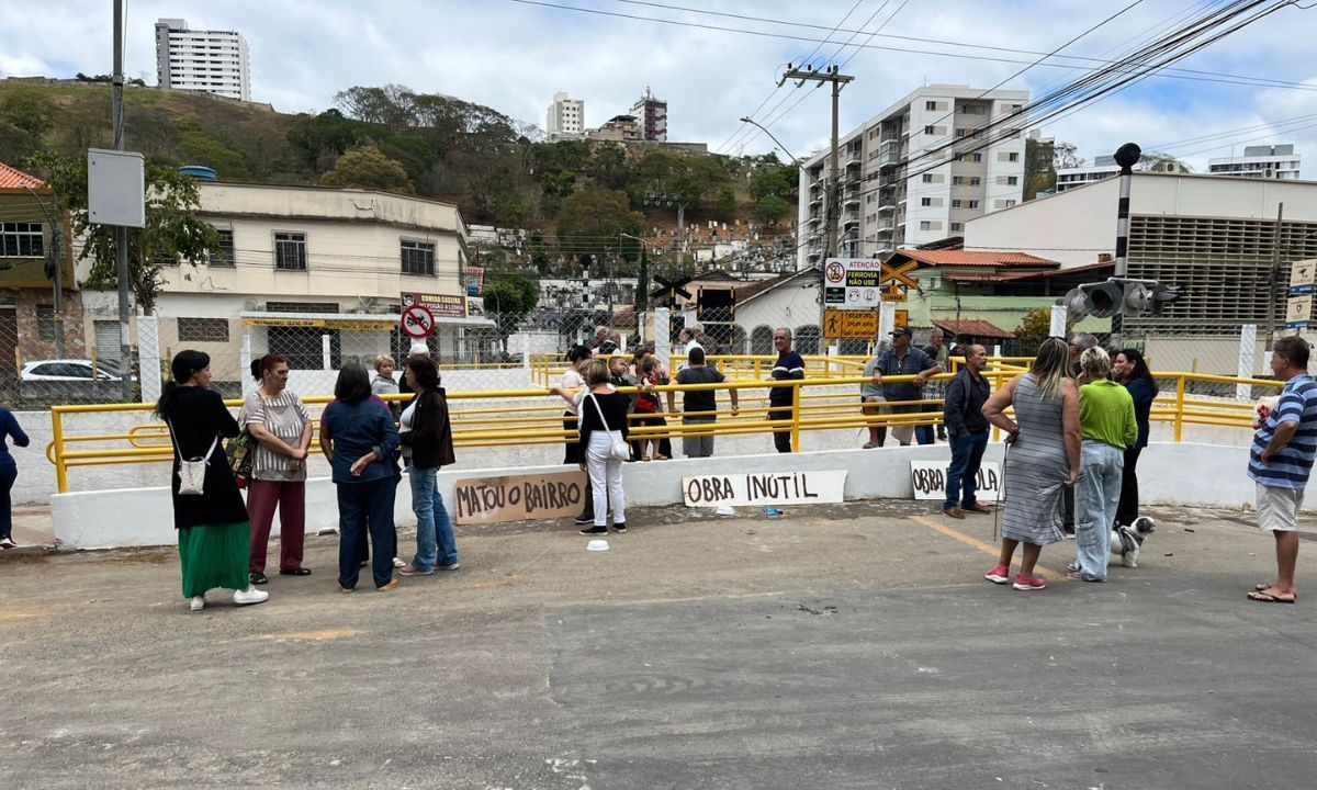 'Matou o bairro': moradores do Poço Rico protestam contra fechamento de passagem em nível