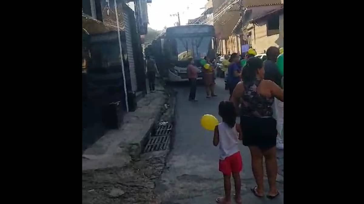 Moradores do Conjunto Paulo VI fecham rua em protesto após acidente com ônibus que perdeu os freios