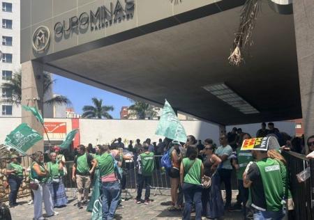 Servidores da Copasa e da Secretaria de Meio Ambiente protestam na entrada do evento de filiação de Simões ao PSD