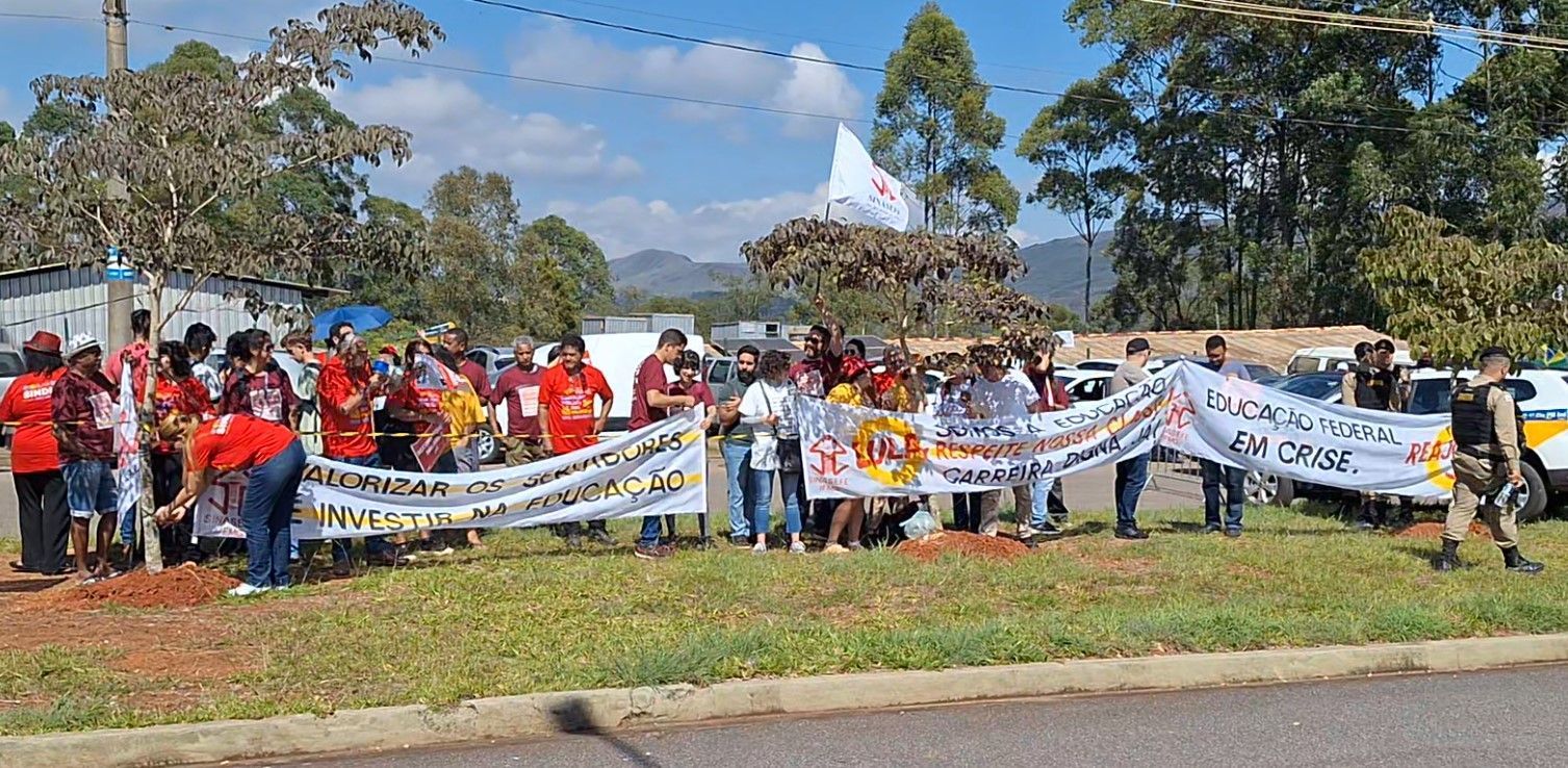 Professores, sindicalistas e bolsonaristas fazem protesto durante visita de Lula em fábrica de Nova Lima