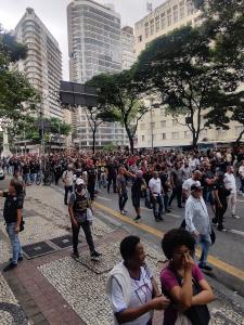 Integrantes das forças de segurança de Minas caminham pela Afonso Pena durante manifestação