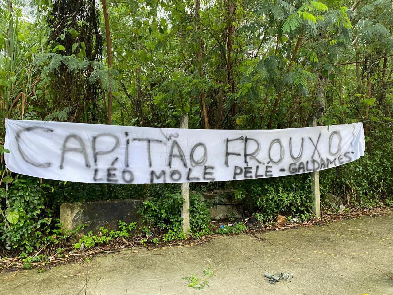 Torcedores do Vasco protestam em CT e ouvem de Pedrinho: 'Cobrem de mim'
