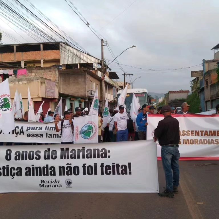 Atingidos pela barragem reivindicam direitos durante protesto em Mariana