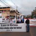 Atingidos pela barragem reivindicam direitos durante protesto em Mariana