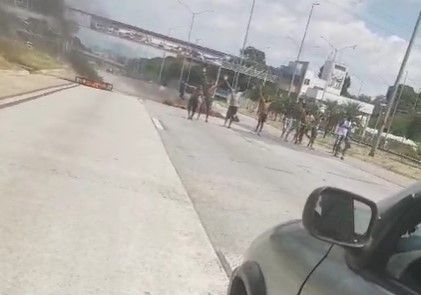 Veja imagens do protesto que fecha a MG-10, na Grande BH