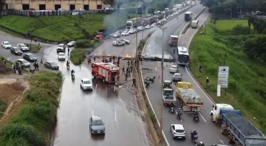 Vídeo: protesto fecha o Anel Rodoviário de BH nesta terça-feira