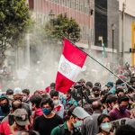 Protestos massivos contra o governo do Peru terminam com distúrbios