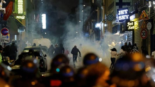 Mais de 700 pessoas foram presas durante a quinta noite consecutiva de protestos violentos na França