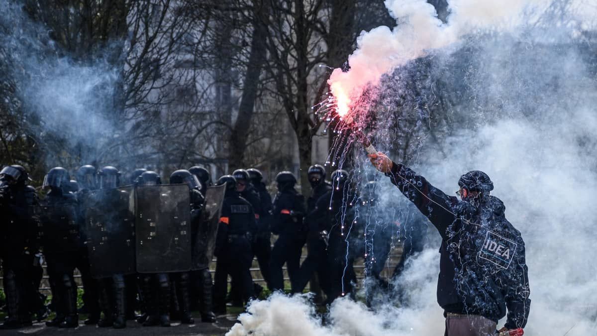 Franceses continuam com protestos contra a reforma da previdência e moções de censura são apresentadas contra o governo