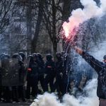 Franceses continuam com protestos contra a reforma da previdência e moções de censura são apresentadas contra o governo
