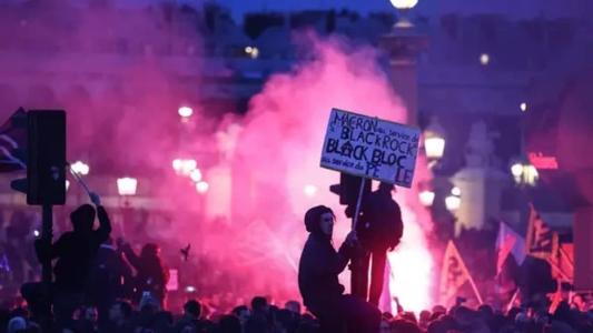 Protestos contra a reforma da previdência já duram meses na França; na foto, um ato em março