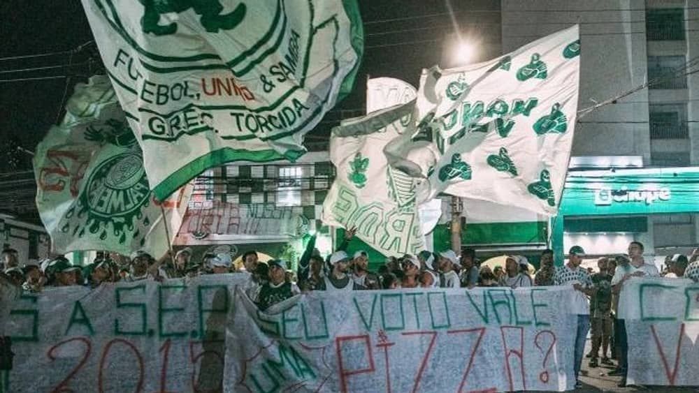 Protestos da torcida do Palmeiras em frente ao Allianz aumentam pressão sobre Leila