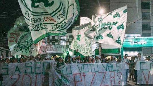 Protestos da torcida do Palmeiras em frente ao Allianz aumentam pressão em Leila