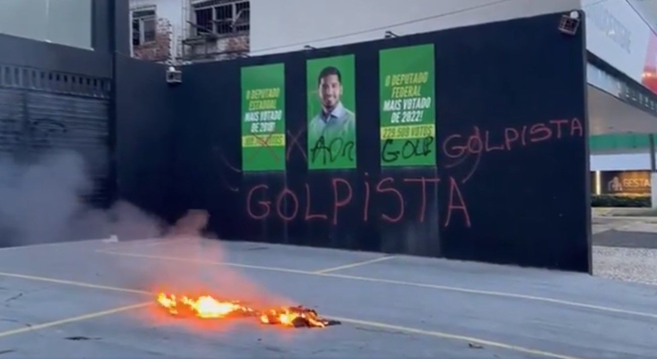 Veja vídeos de atos contra deputados de direita: pichações, panfletos, gritos de 'golpista' e fogo em boneco