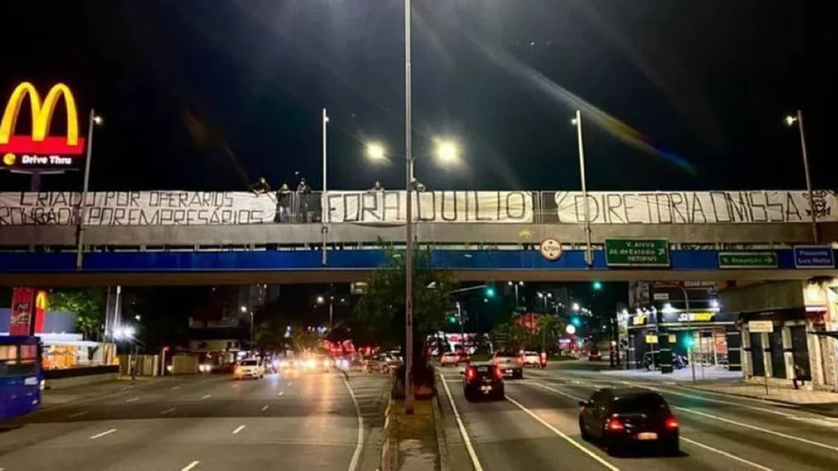 Torcedores do Corinthians espalham faixas de protesto por São Paulo