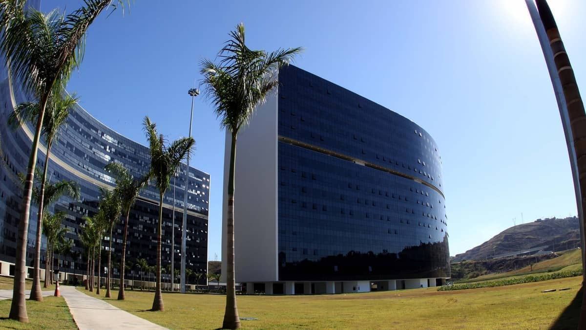 Concurso de auditores fiscais é suspenso por Agostinho Patrus