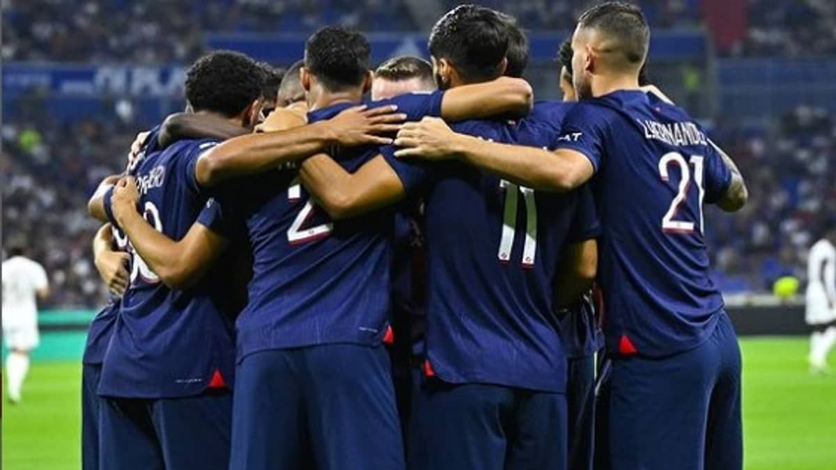 PSG goleia o Lyon no Francês com dois de Mbappé