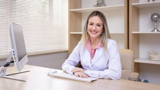 Psiquiatra Julia Khoury estuda dependência digital