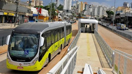 Pssageiros sem o Cartão Ótimo são impedidos de entrarem nas estações do MOVE