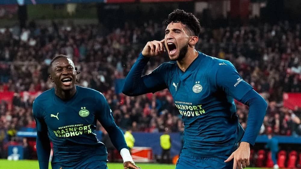 Sevilla sai na frente, tem dois expulsos e sofre virada para PSV na Champions