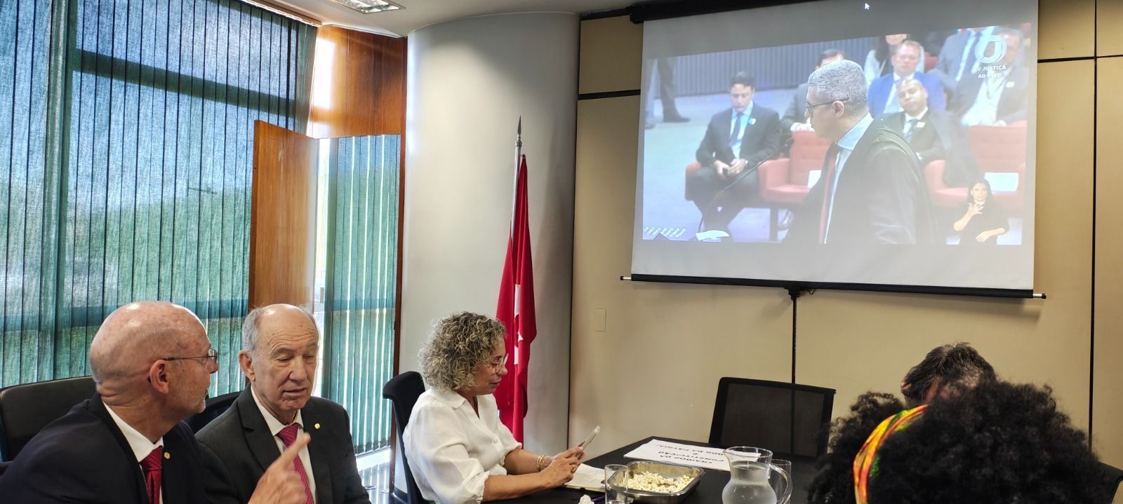 Deputados do PT assistem ao julgamento de denúncia contra Bolsonaro em telão
