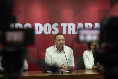 O ex-presidente Luiz Inácio Lula da Silva reiterou neste sábado, em Fortaleza, que o pedido de impeachment da presidente Dilma Rousseff é um golpe e afirmou que o vice-presidente Michel Temer, por ser jurista, tem essa noção também.