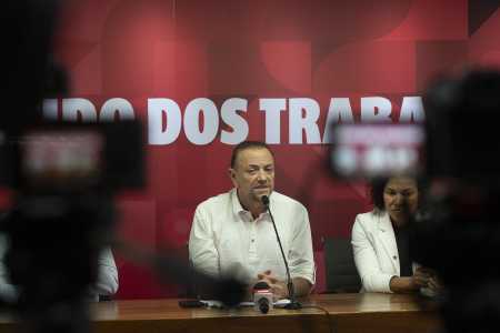O ex-presidente Luiz Inácio Lula da Silva reiterou neste sábado, em Fortaleza, que o pedido de impeachment da presidente Dilma Rousseff é um golpe e afirmou que o vice-presidente Michel Temer, por ser jurista, tem essa noção também.